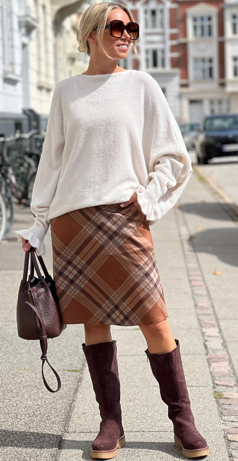 Didde strikbluse med flæsedetaljer nederst i ærmet beige LikeLondon