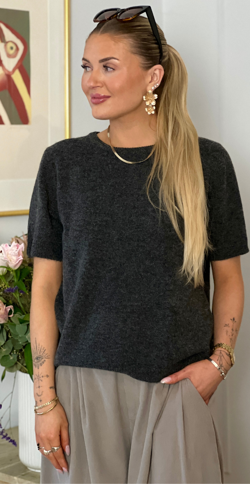 Ejda uldstrik med korte ærmer antracit LikeLondon