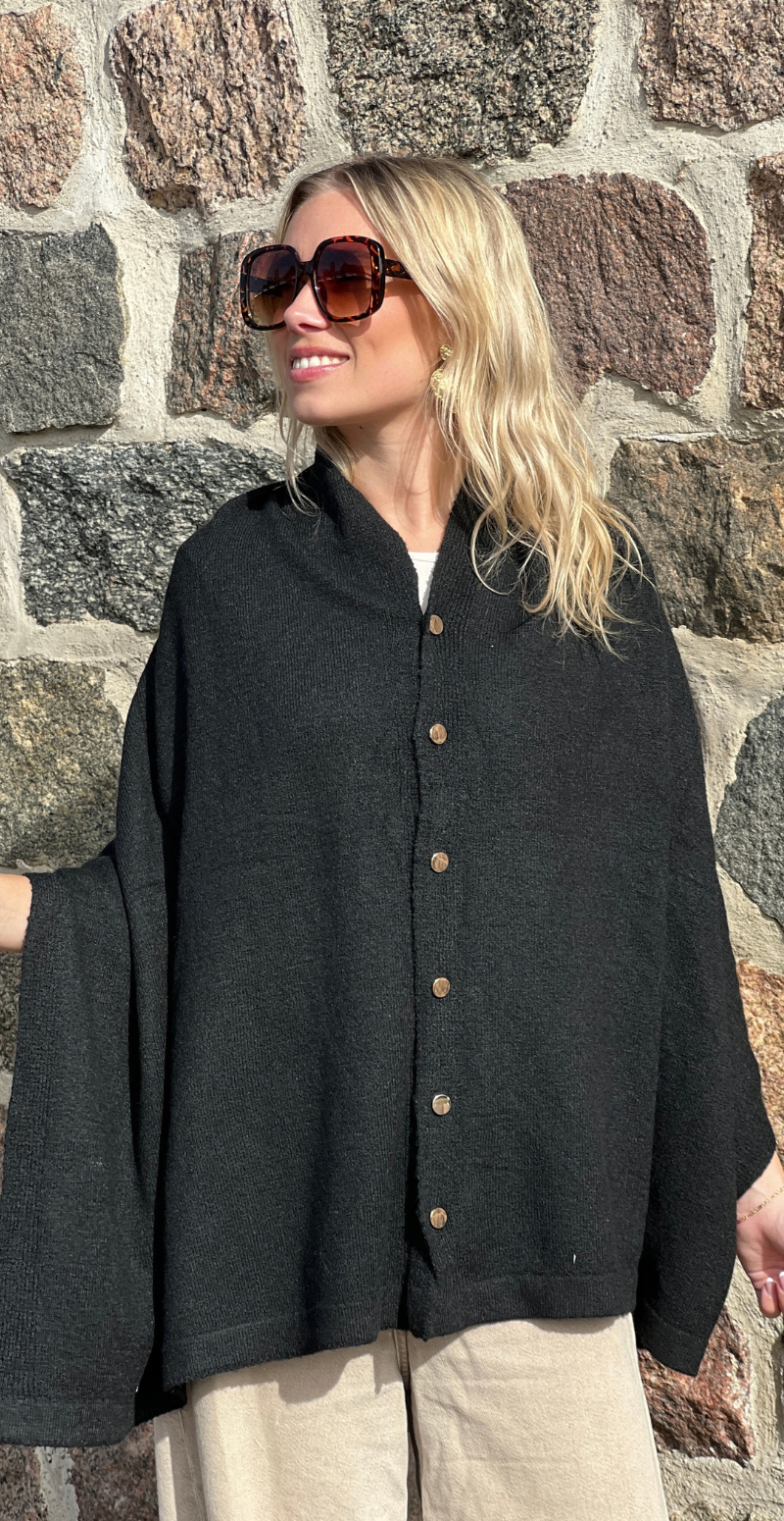 Uldponcho med guldknapper sort LikeLondon