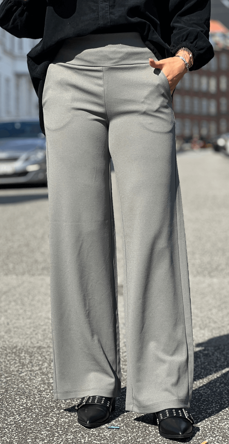 Emily buks med vidde khaki