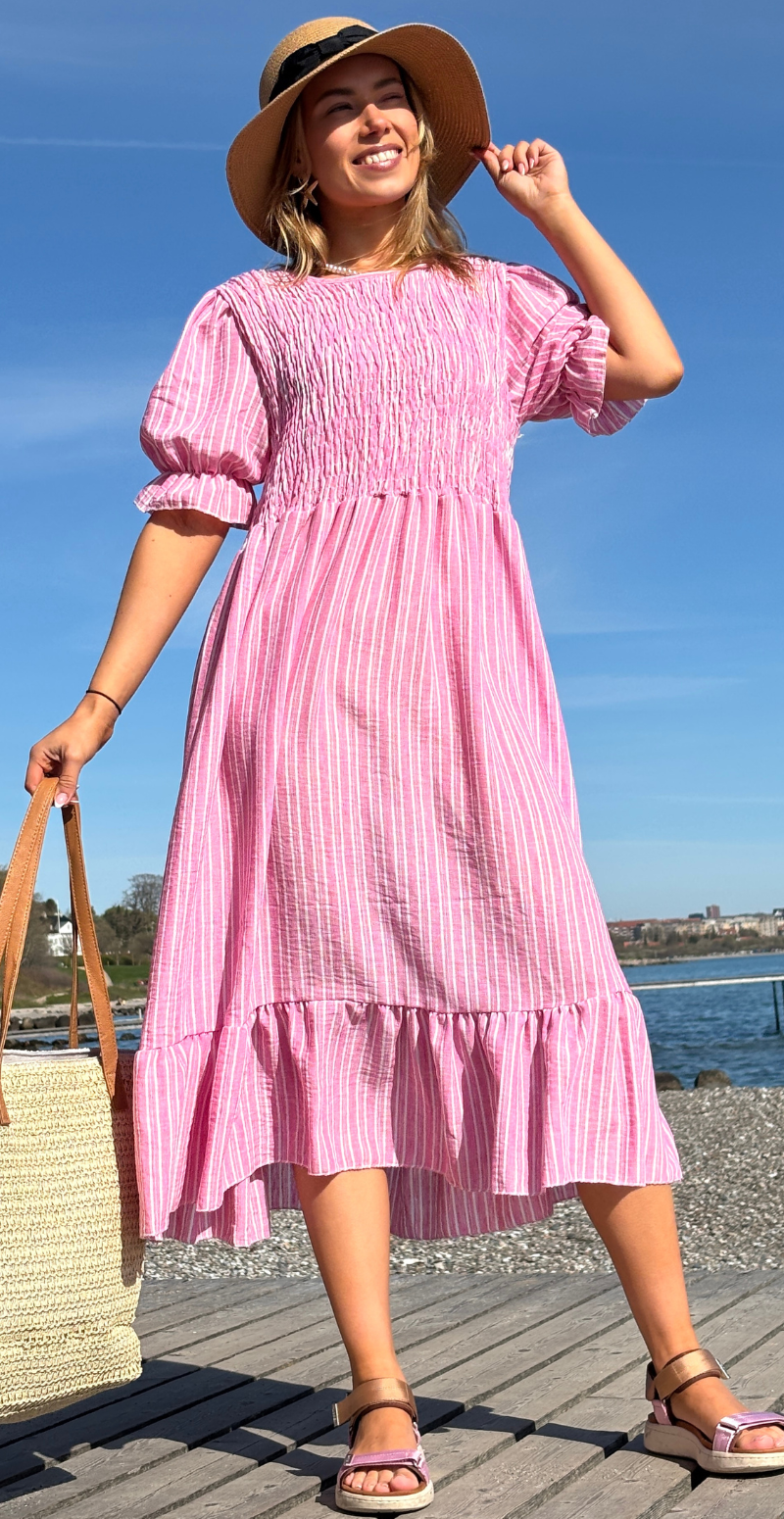 Merle stribet kjole med smock og pufærme fuxia LikeLondon