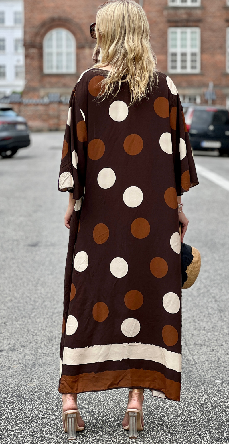 Effie lang kjole med store dots og lommer brun LikeLondon