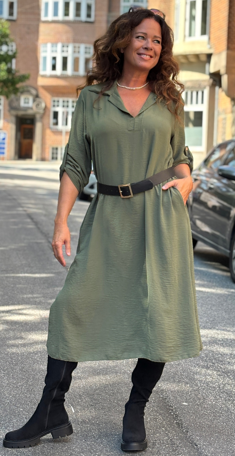 Tilly kjole med v-hals, krave og slids khaki LikeLondon