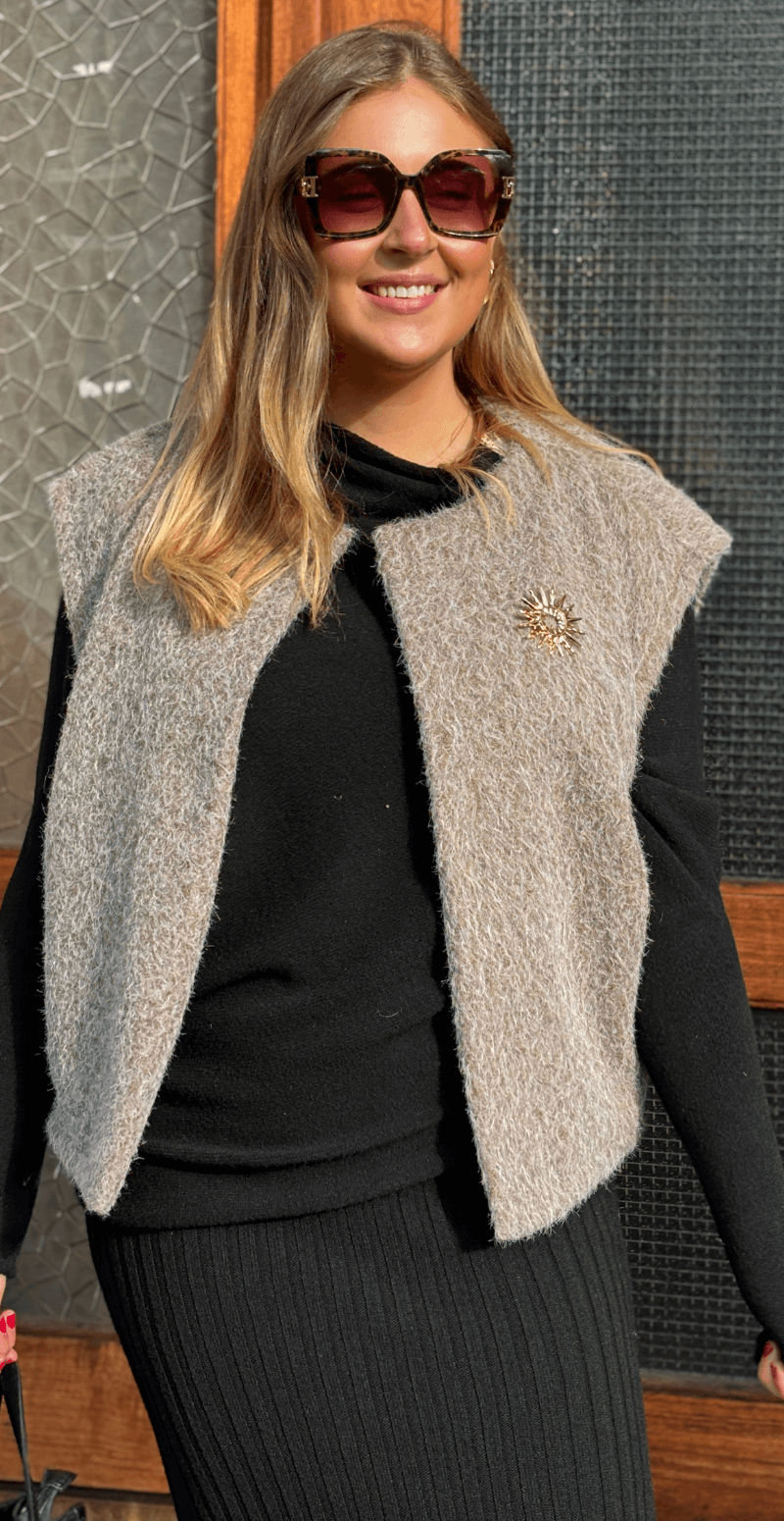 Dana filtet vest med lommer og broche fango LikeLondon
