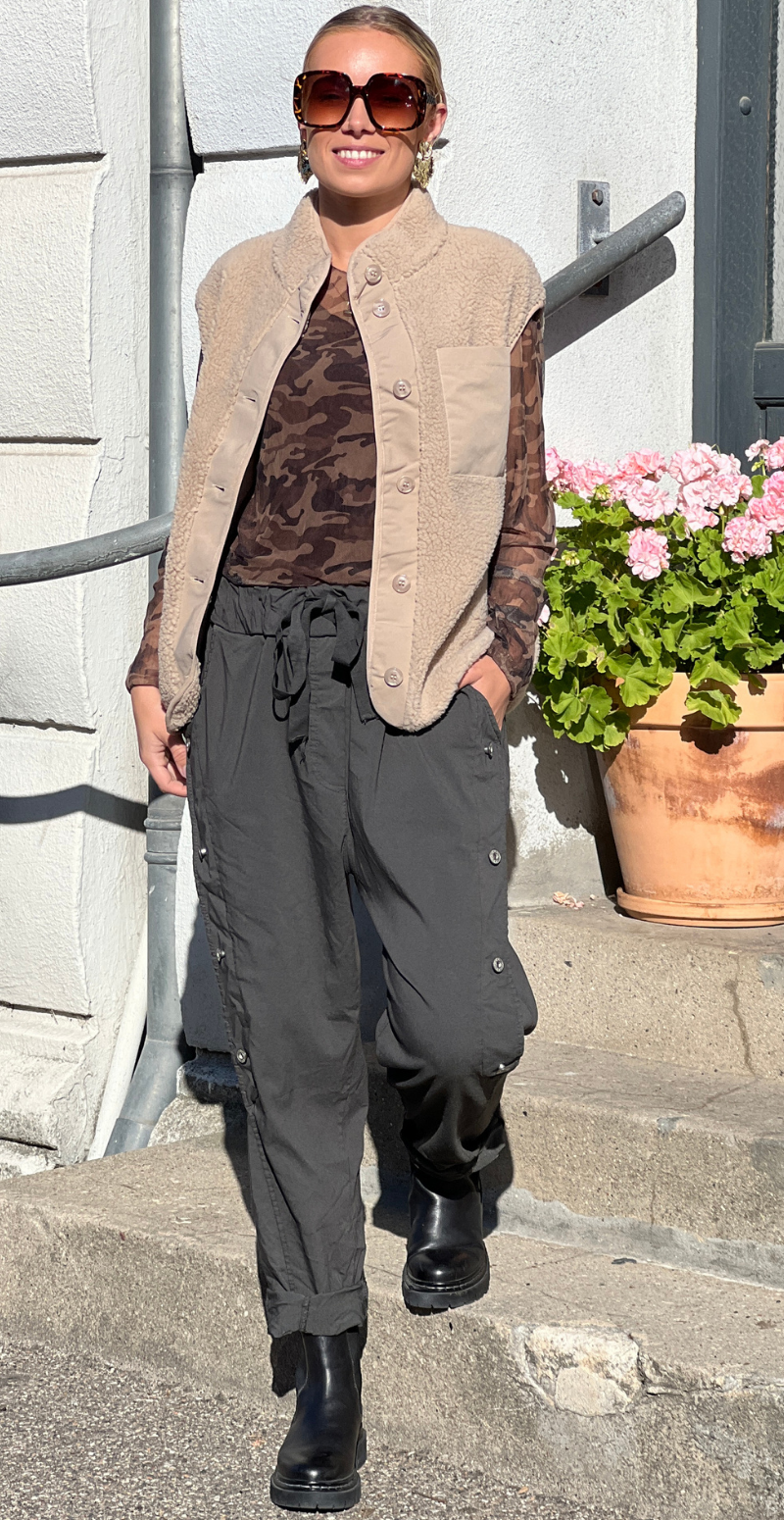 Onyx vest i teddy med brystlomme og knapper beige LikeLondon
