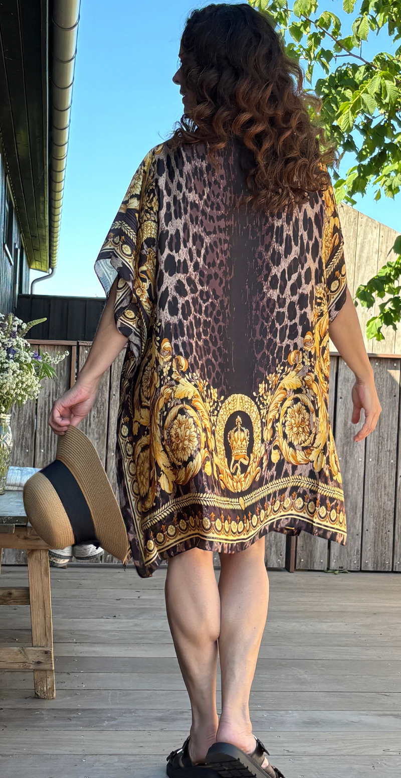 Sarong med leoprint og bådudskæring brun LikeLondon