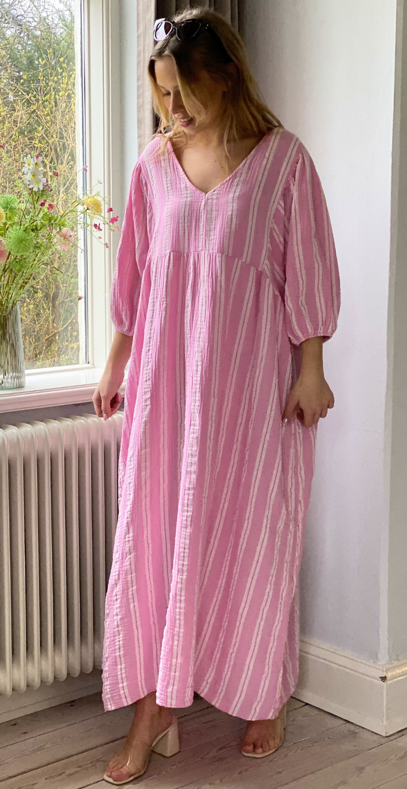 Zira lang kjole med grafisk mønster og v-hals pink LikeLondon