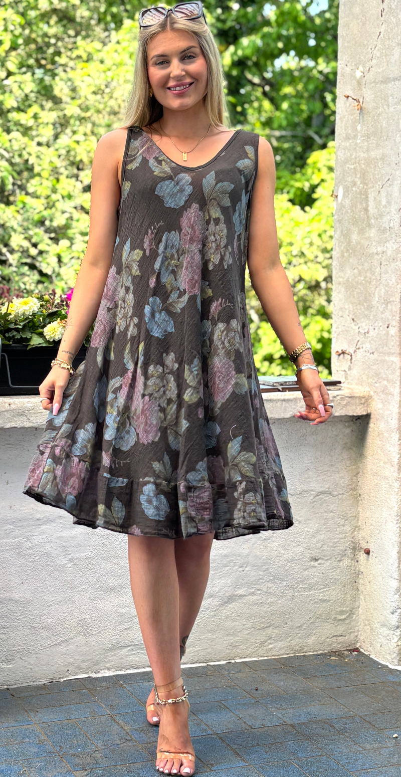 Iben kjole med blomsterprint og peplum brun LikeLondon