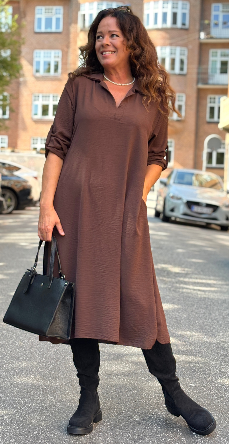 Tilly kjole med v-hals, krave og slids brun LikeLondon