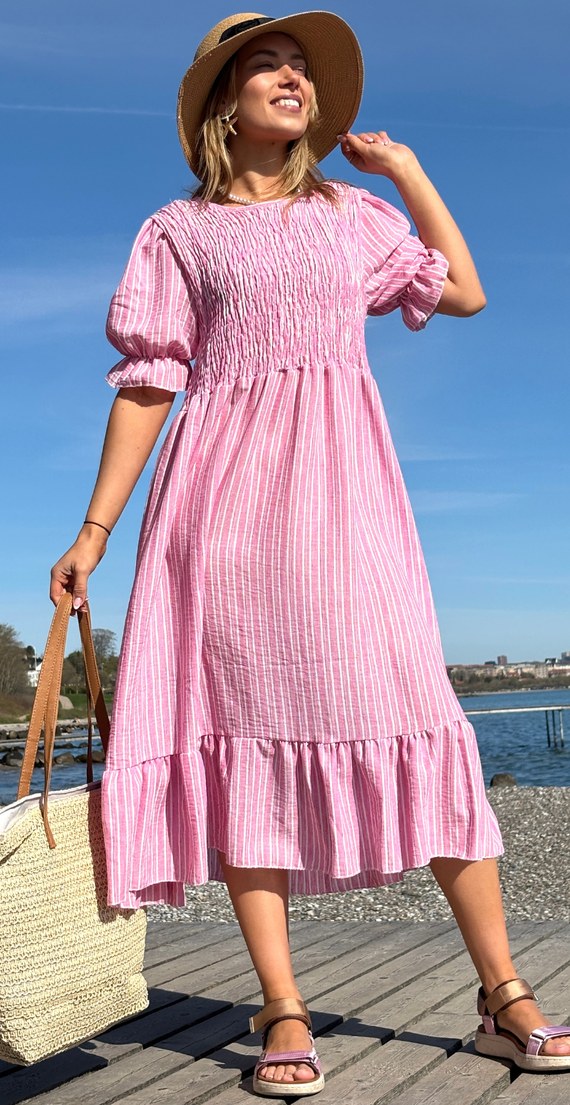 Merle stribet kjole med smock og pufærme fuxia LikeLondon