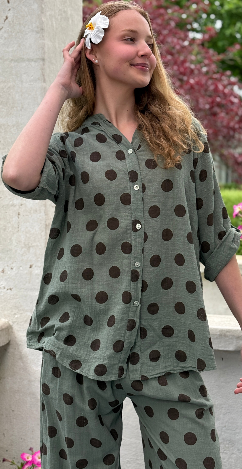 Alice skjorte med store prikker og opsmøg på ærmet khaki LikeLondon