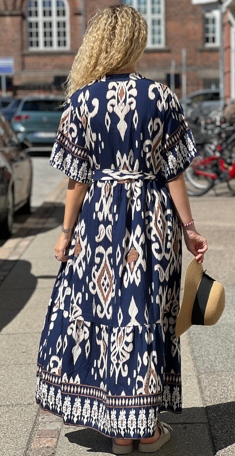 Silvana lang mønstret kjole med stolpelukning og bindebånd i taljen navy LikeLondon