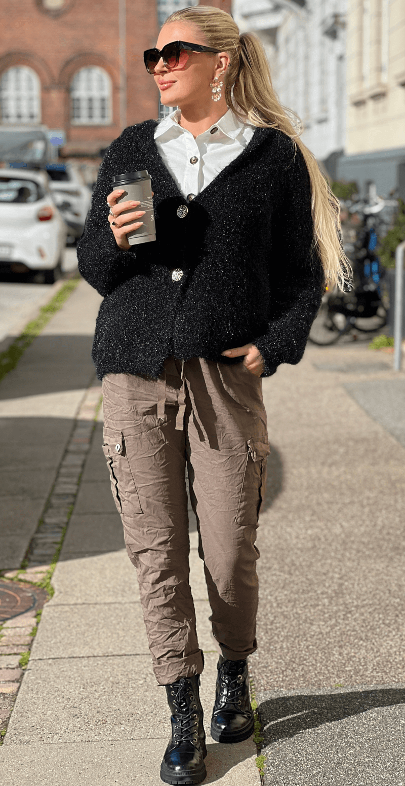 Saseline cardigan med hætte og guldknapper sort LikeLondon