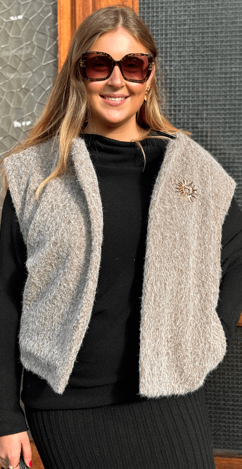 Dana filtet vest med lommer og broche fango LikeLondon
