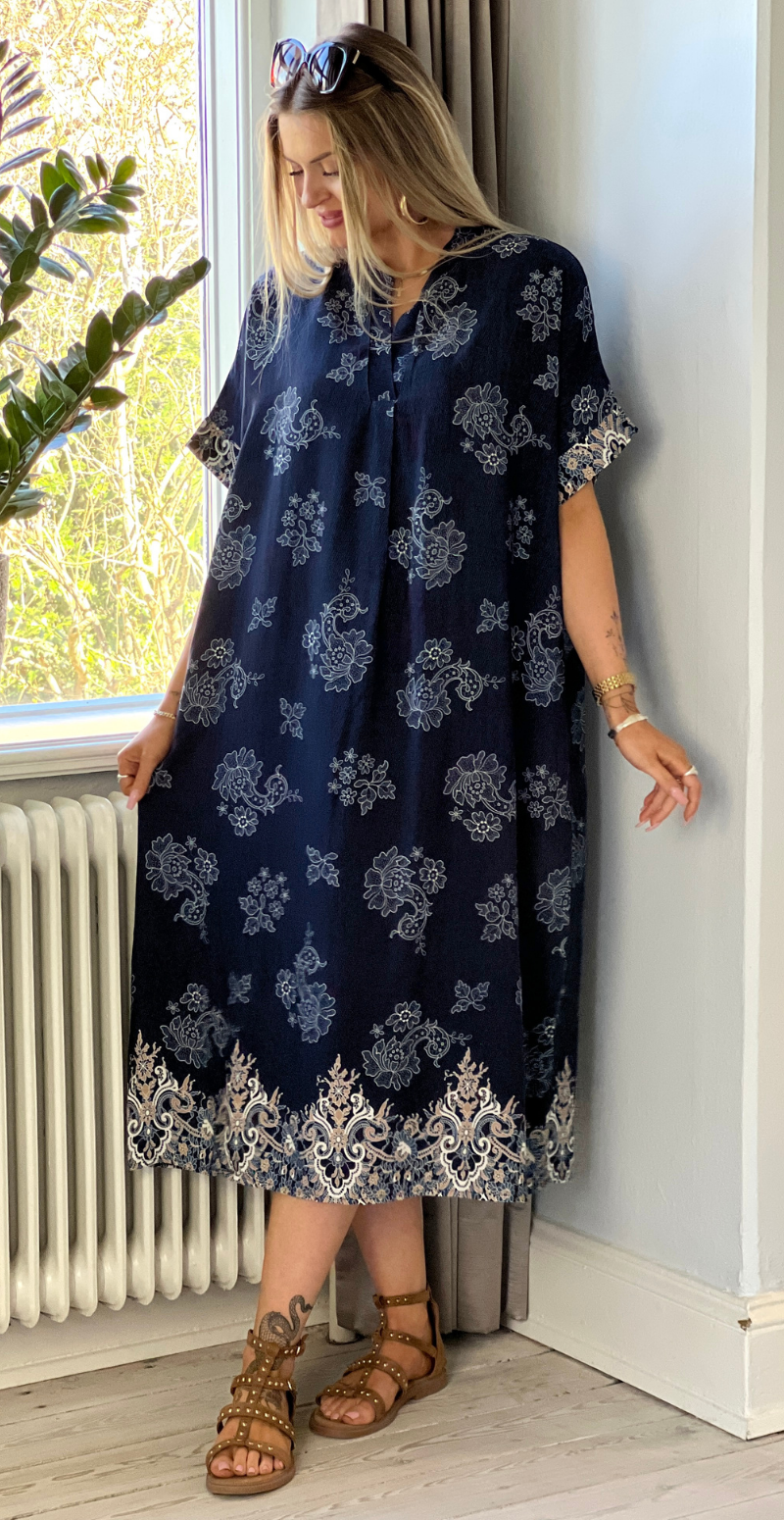 Mai kjole med blomsterprint og v-hals navy LikeLondon