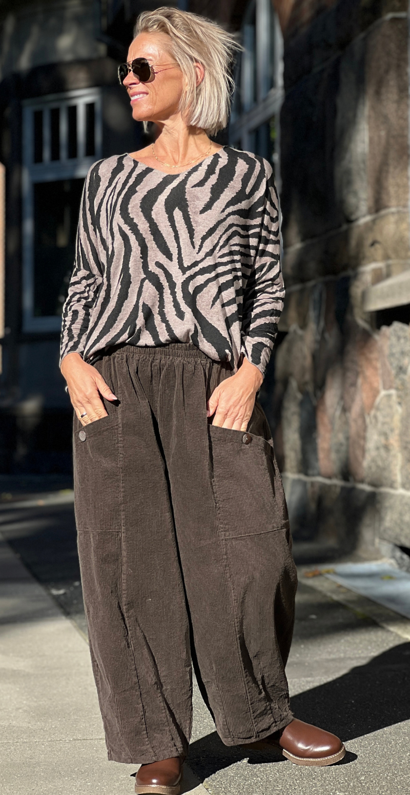 Zika bluse med v-hals og zebraprint fango LikeLondon