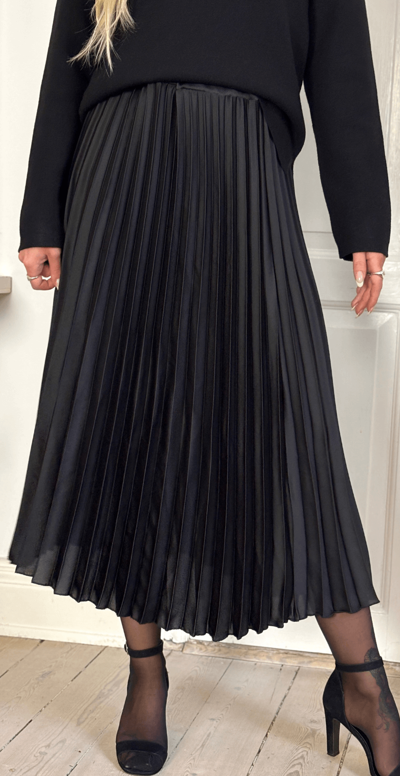 Camma plisseret satin nederdel sort LikeLondon