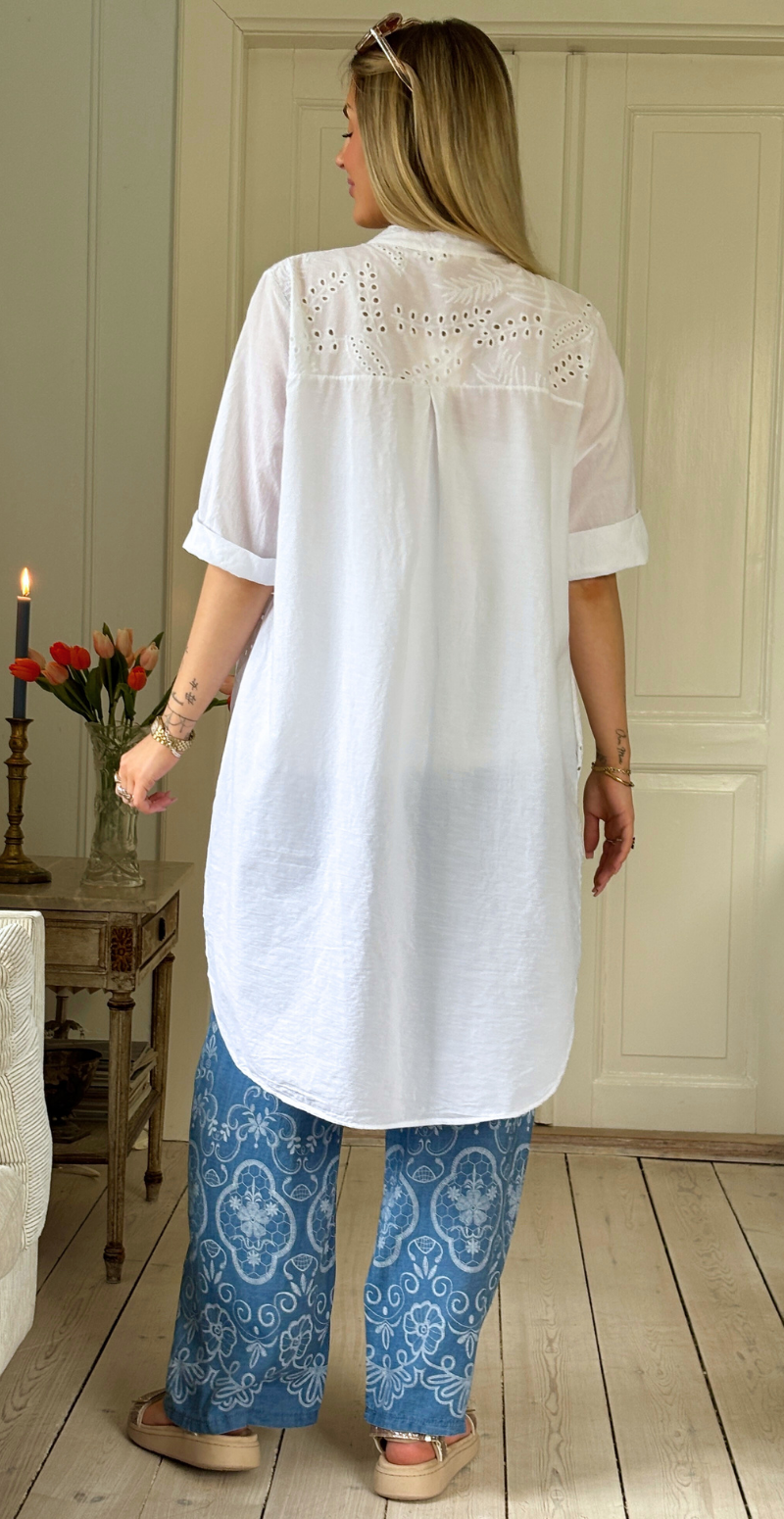 Amy kjole-tunika med knapper og broderi anglaise hvid LikeLondon