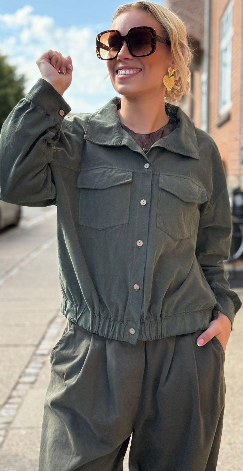 Olivia kort fløjlsjakke med træknapper og elastikkant khaki LikeLondon