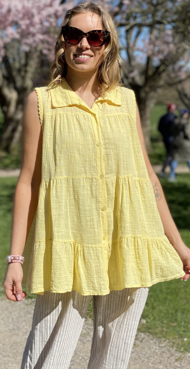Rinda bluse uden ærmer med peplum og hæklede detaljer gul LikeLondon