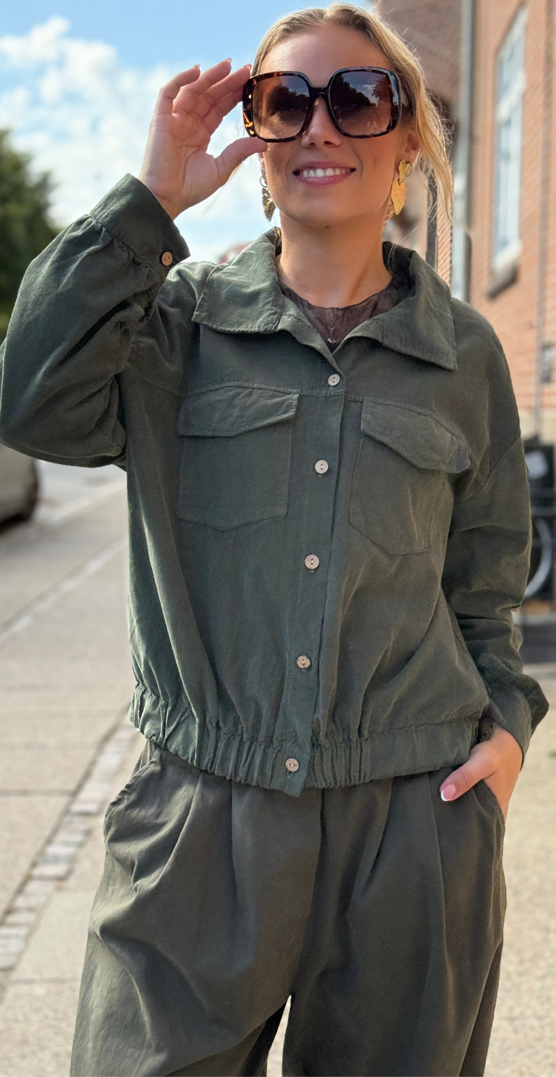 Olivia kort fløjlsjakke med træknapper og elastikkant khaki LikeLondon