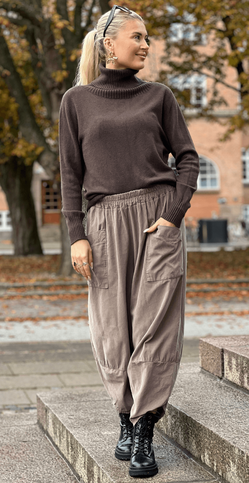 Abelone strik med rullekrave brun LikeLondon