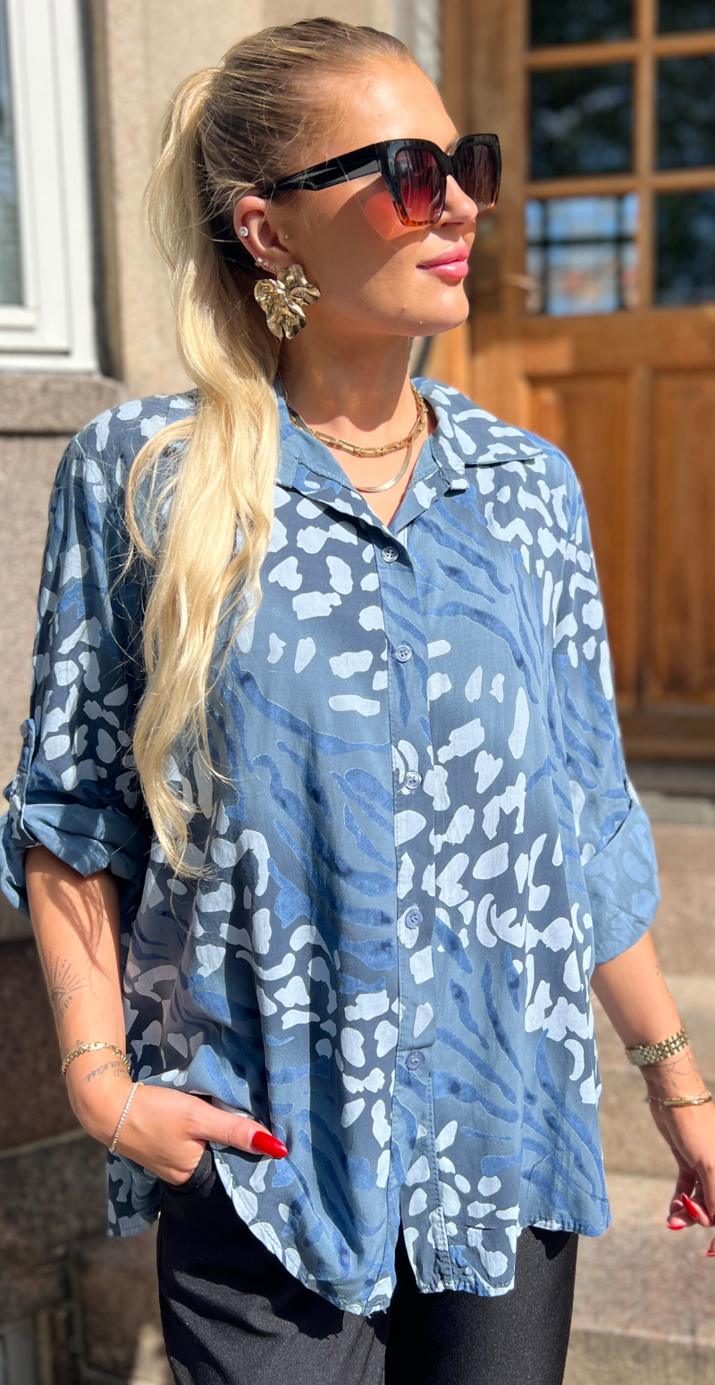 Melissa skjortebluse med dyreprint denim LikeLondon