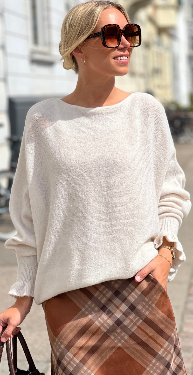 Didde strikbluse med flæsedetaljer nederst i ærmet beige LikeLondon
