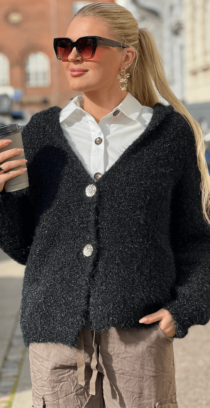 Saseline cardigan med hætte og guldknapper sort LikeLondon