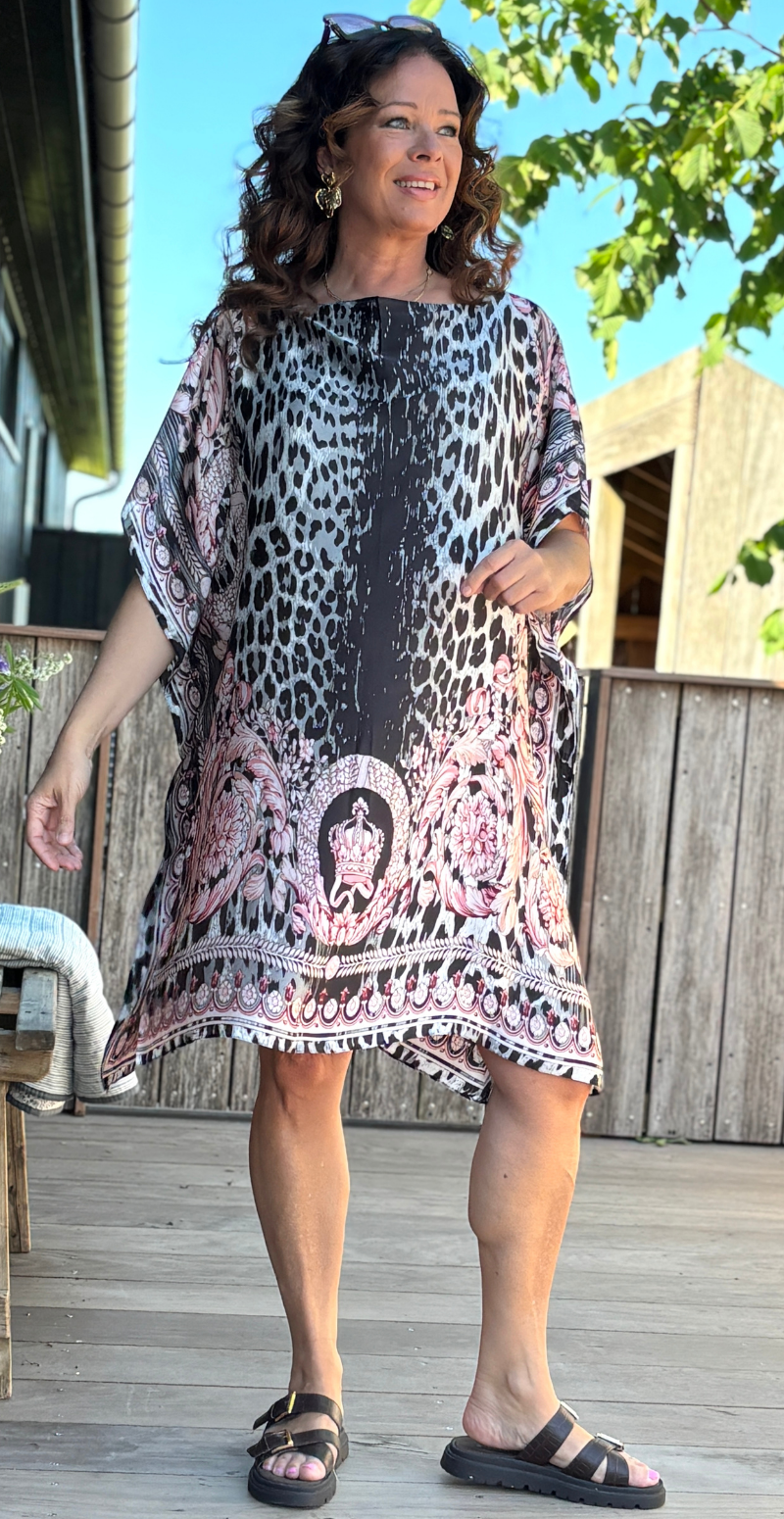 Sarong med leoprint og bådudskæring rosa LikeLondon