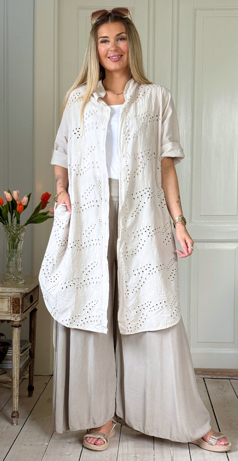 Amy kjole-tunika med knapper og broderi anglaise beige LikeLondon