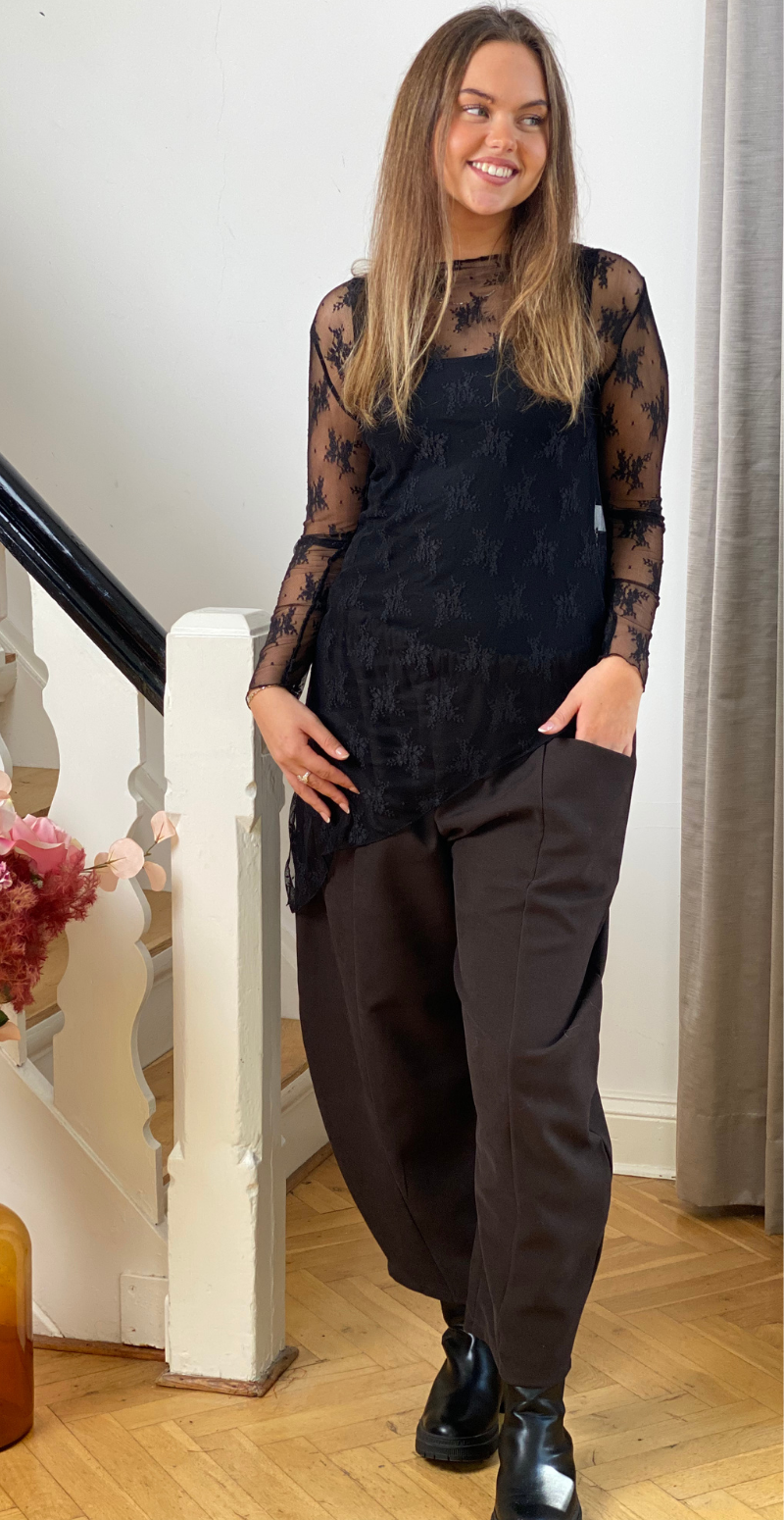 Thea blondebluse med asymmetrisk snit og broderi sort LikeLondon