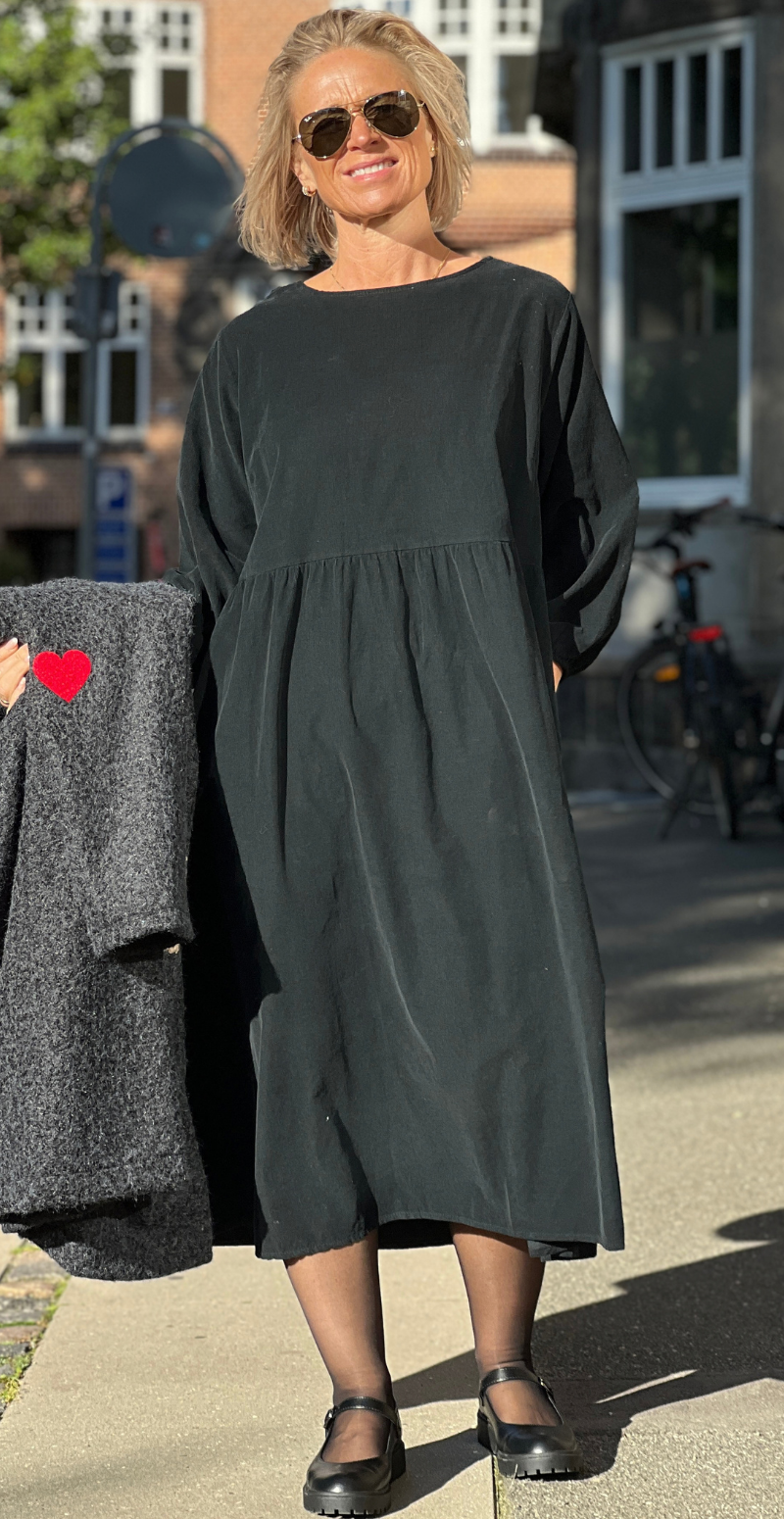 Babette fløjlskjole med lommer og 3/4 ærmer sort LikeLondon
