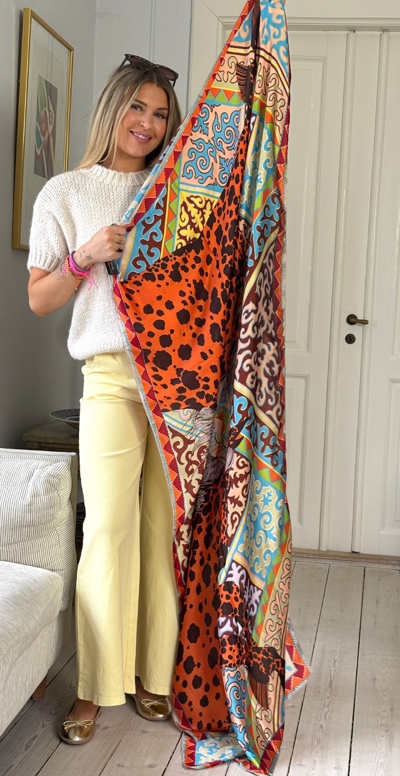 Tørklæde i silk-look med motiv af hest orange/brun LikeLondon