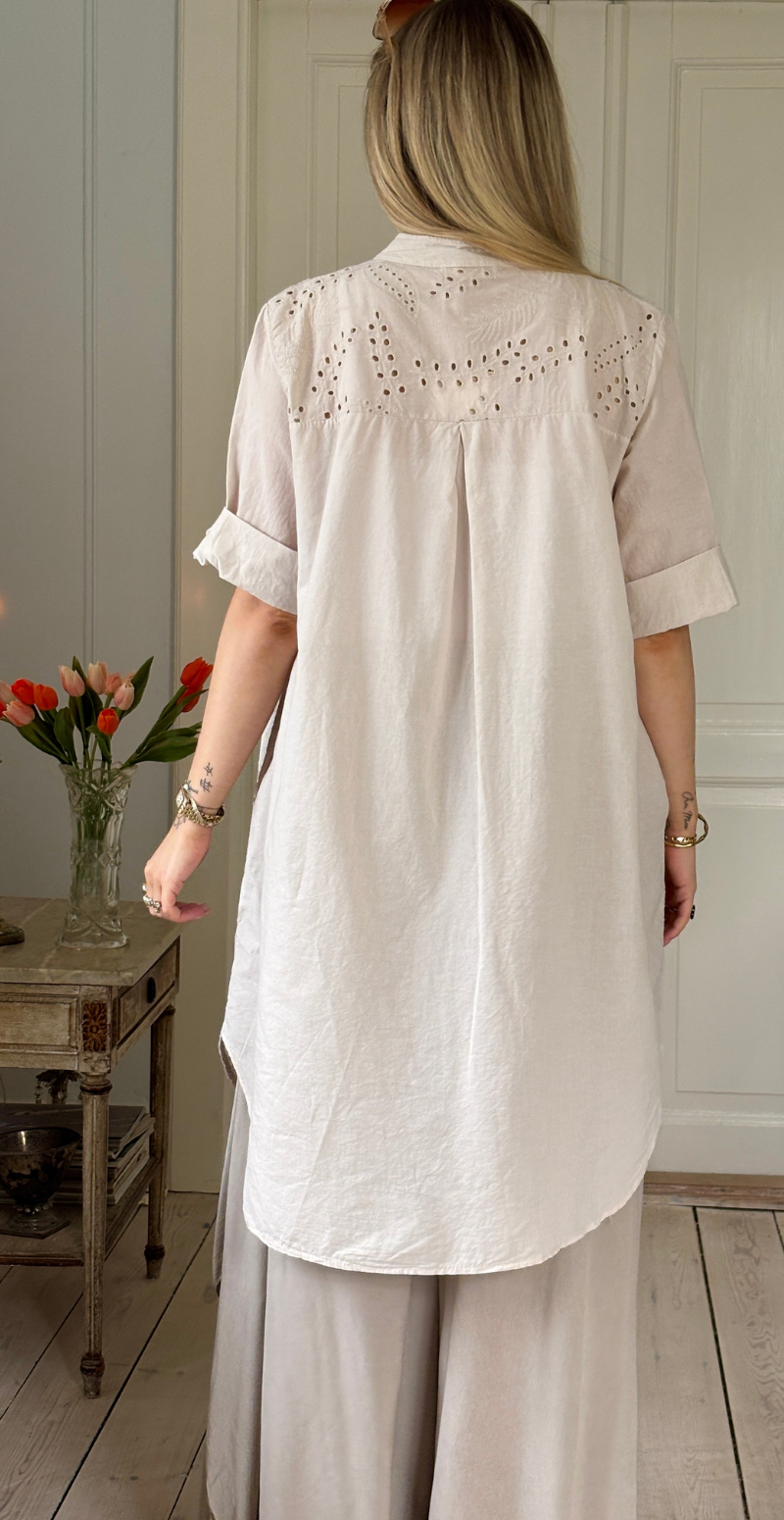 Amy kjole-tunika med knapper og broderi anglaise beige LikeLondon