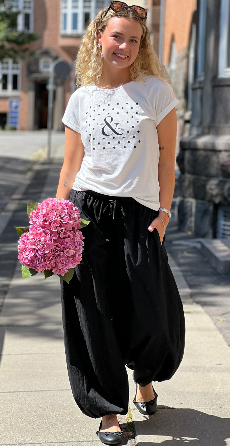 Isa basisbluse med prikker og tekst hvid LikeLondon