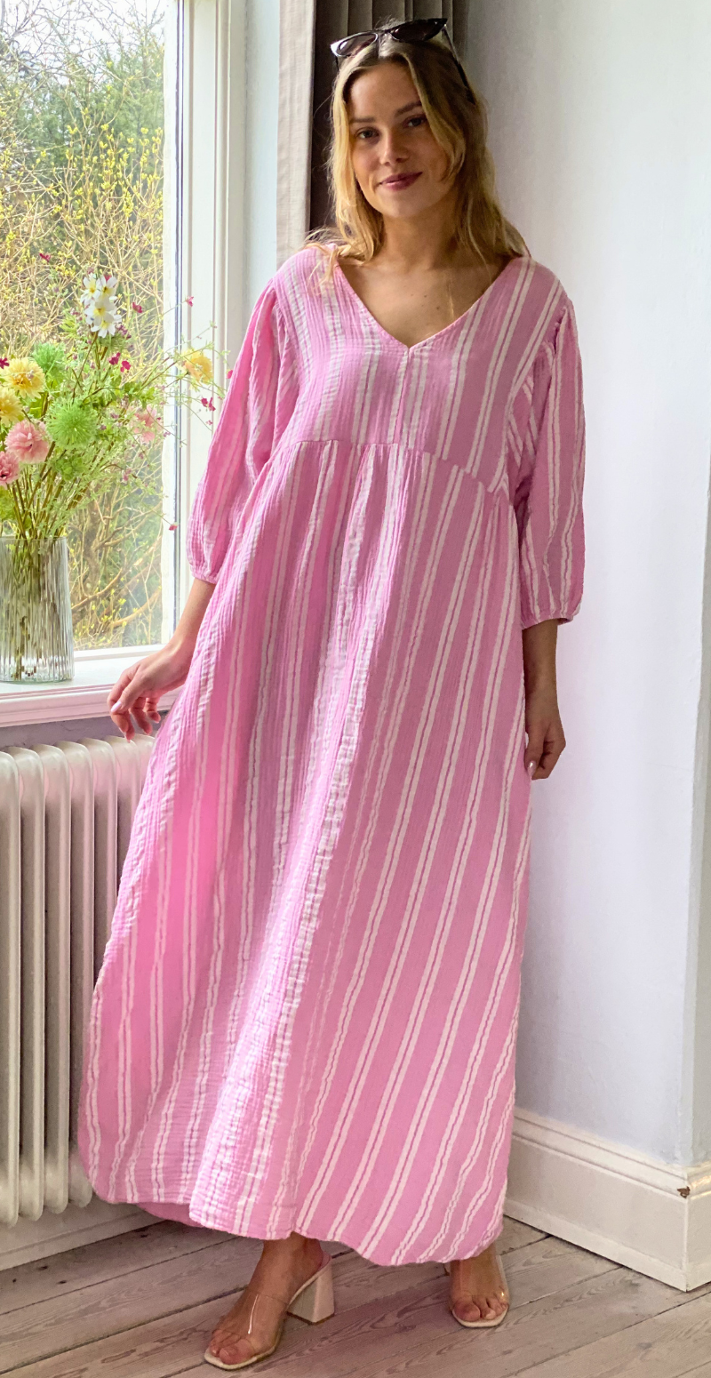 Zira lang kjole med grafisk mønster og v-hals pink LikeLondon