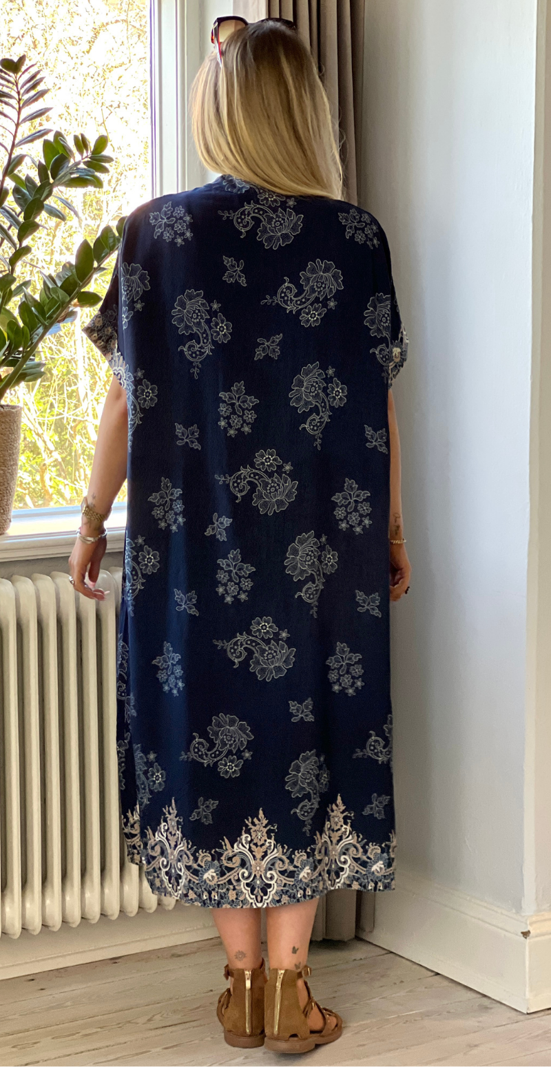 Mai kjole med blomsterprint og v-hals navy LikeLondon