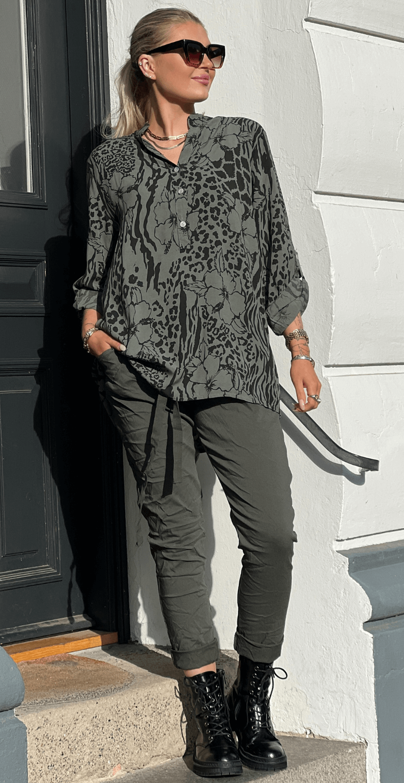 Justine bluse med blomster og leopardmønster khaki LikeLondon