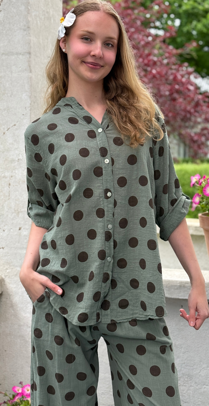 Alice skjorte med store prikker og opsmøg på ærmet khaki LikeLondon