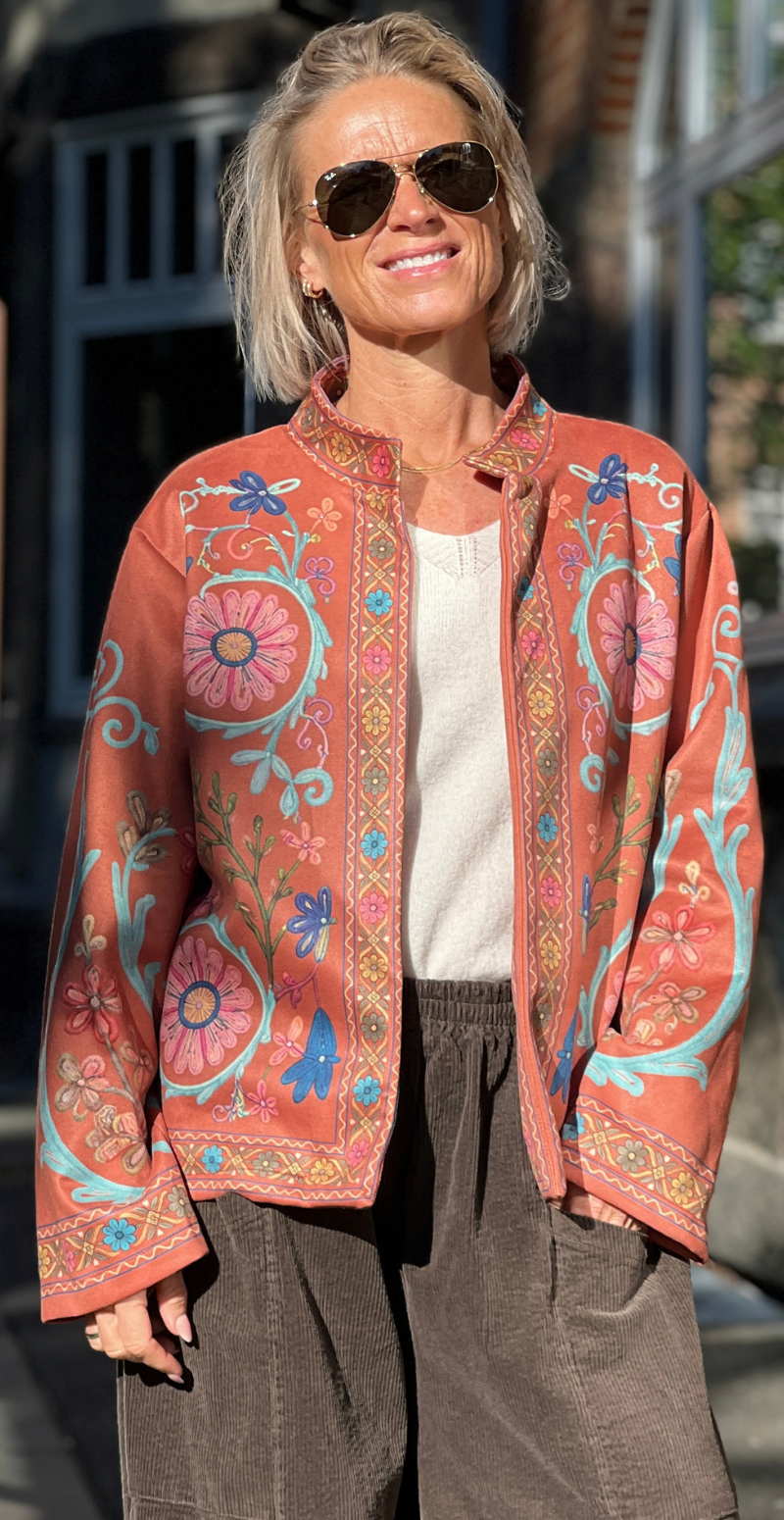 Estelle jakke i ruskindslook med blomstermønster rust LikeLondon