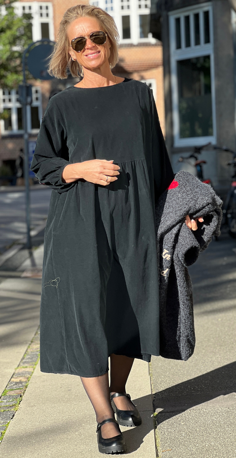 Babette fløjlskjole med lommer og 3/4 ærmer sort LikeLondon