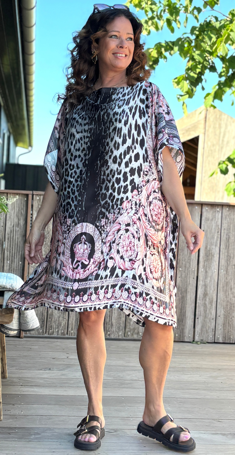Sarong med leoprint og bådudskæring rosa LikeLondon