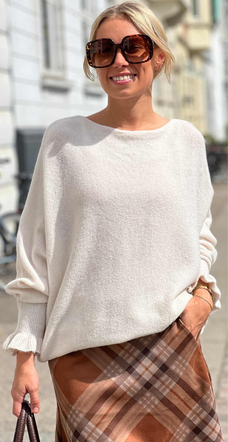 Didde strikbluse med flæsedetaljer nederst i ærmet beige LikeLondon