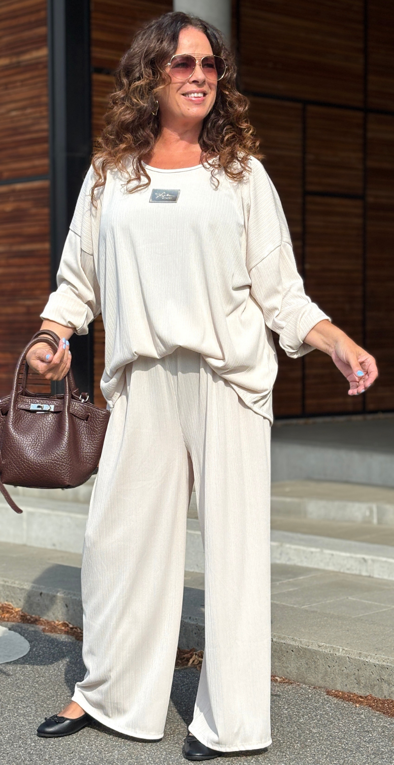 Tessie sæt med struktur og logo fortil bluse og bukser beige LikeLondon