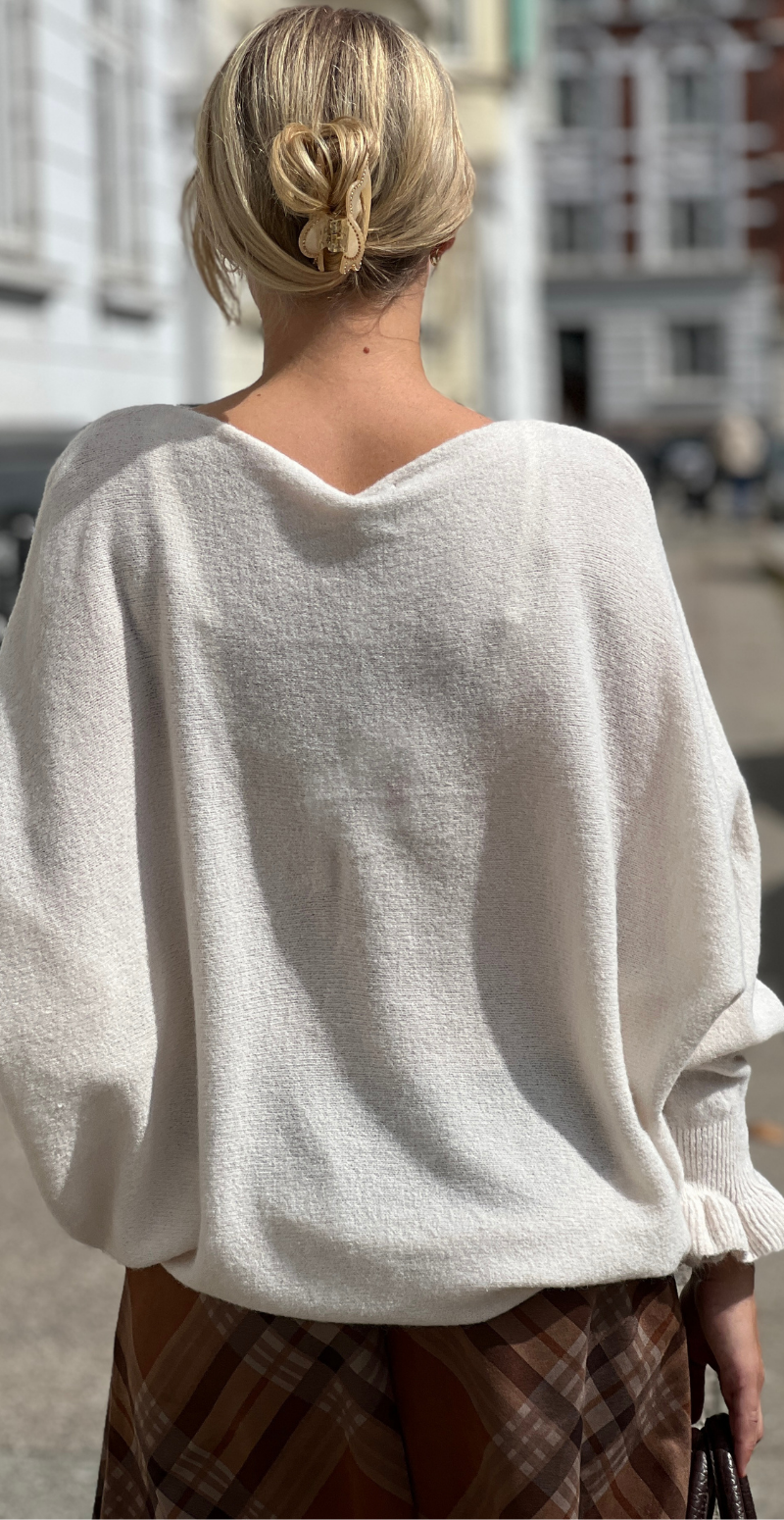 Didde strikbluse med flæsedetaljer nederst i ærmet beige LikeLondon