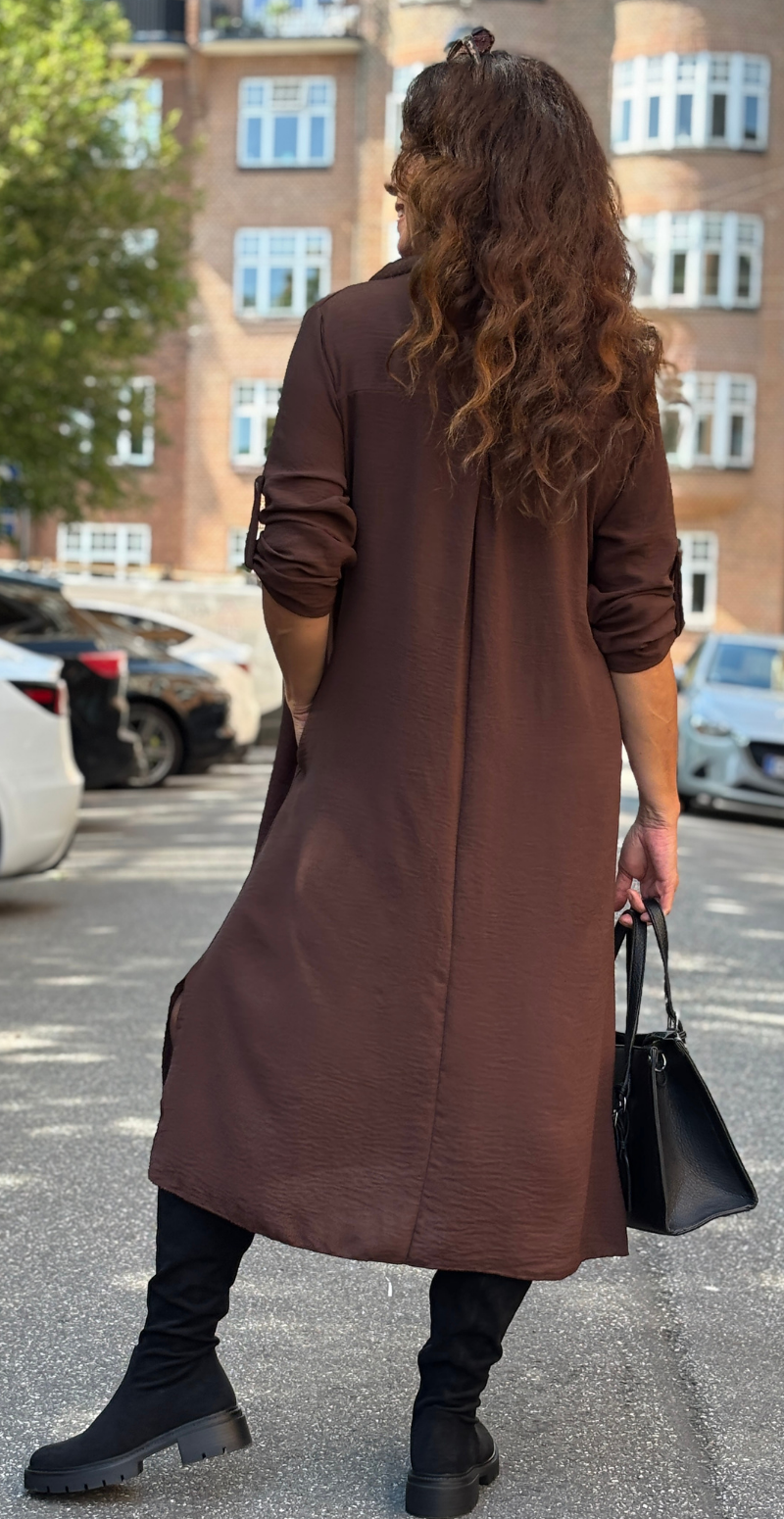 Tilly kjole med v-hals, krave og slids brun LikeLondon