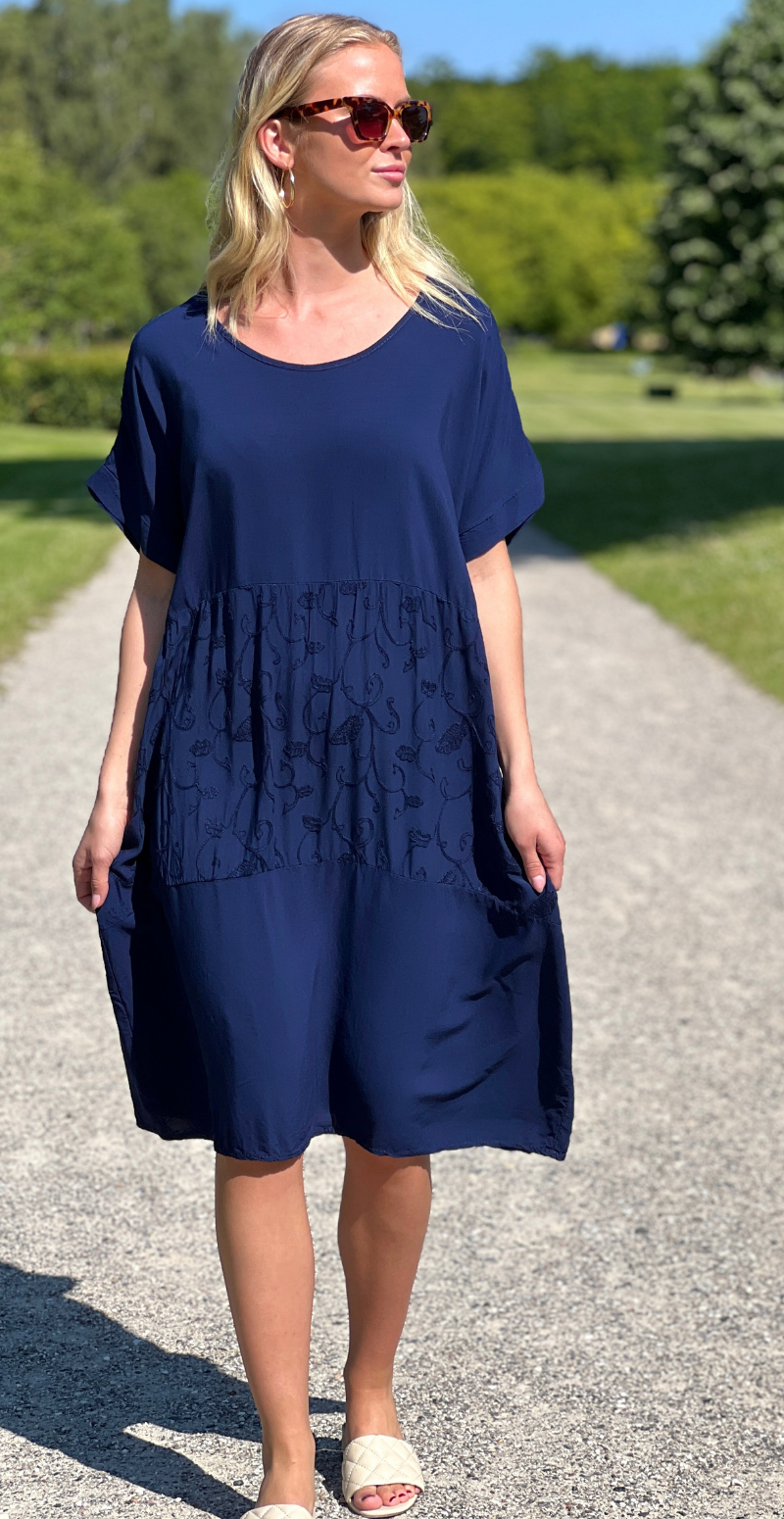 Lotte kjole med kort ærme og broderede detaljer navy LikeLondon