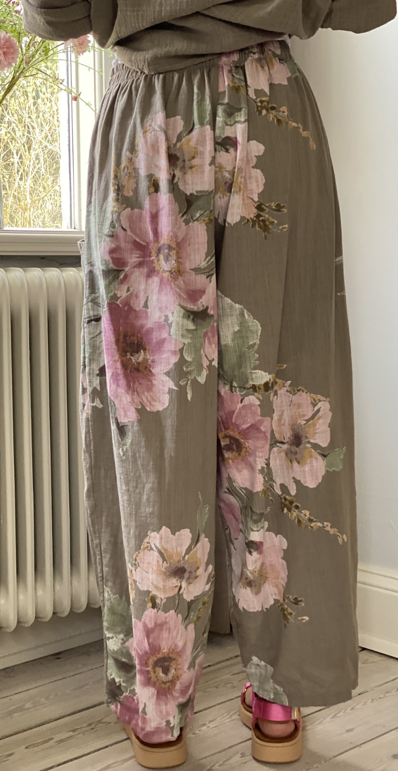 Gwen bukser med blomsterprint og lommer fango LikeLondon