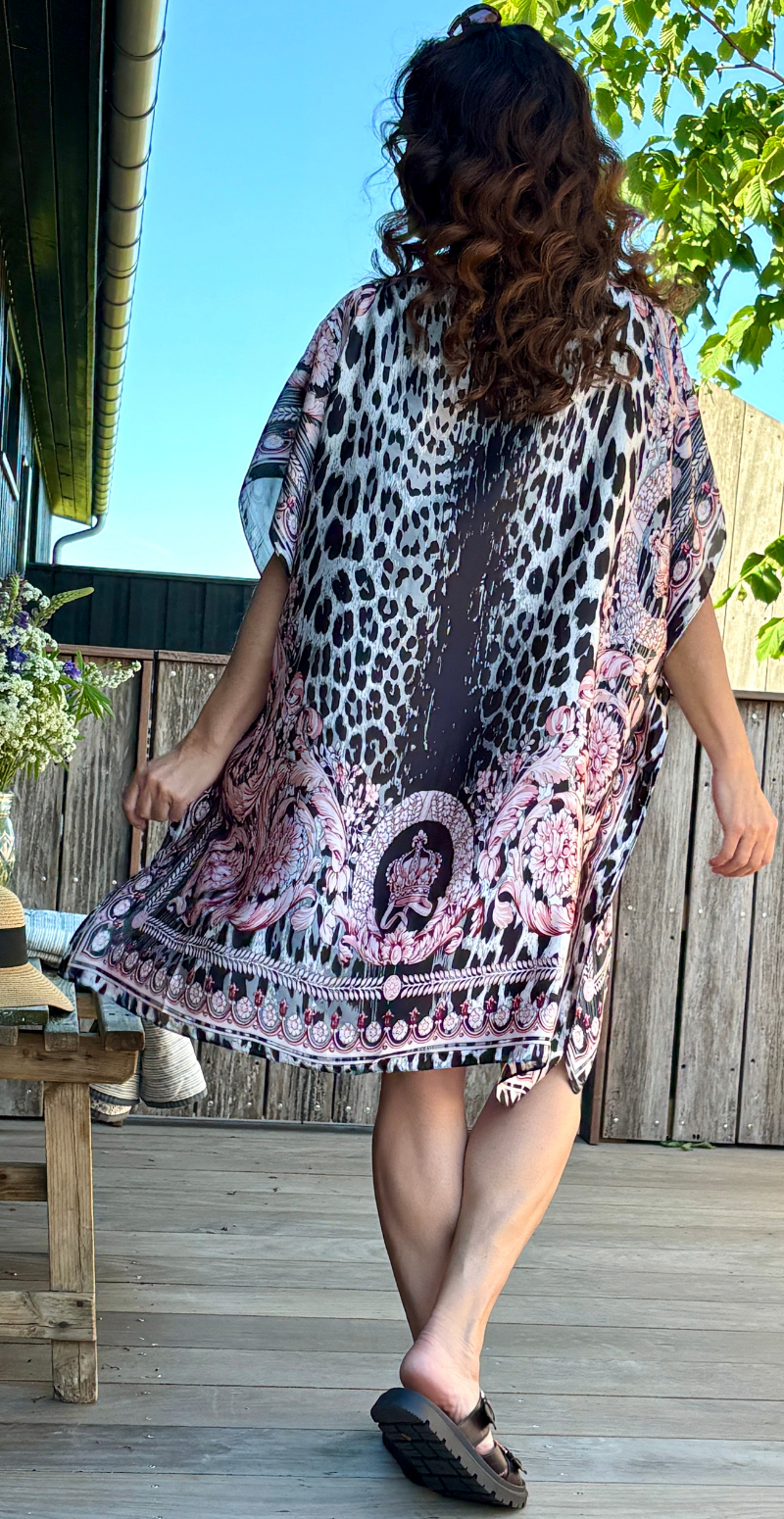 Sarong med leoprint og bådudskæring rosa LikeLondon